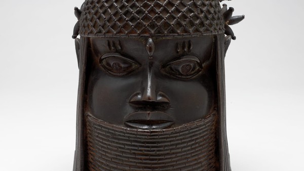 Galeri Seni Nasional (NGA), Museum Seni Afrika Nasional Smithsonian Institution (NMAfA) dan Museum Sekolah Desain Rhode Island (RISD) mengadakan upacara untuk menandai kembalinya 31 perunggu Benin ke Nigeria.