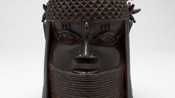 Galeri Seni Nasional (NGA), Museum Seni Afrika Nasional Smithsonian Institution (NMAfA) dan Museum Sekolah Desain Rhode Island (RISD) mengadakan upacara untuk menandai kembalinya 31 perunggu Benin ke Nigeria. Galeri Seni Nasional (NGA), Museum Seni Afrika Nasional Smithsonian Institution (NMAfA) dan Museum Sekolah Desain Rhode Island (RISD) mengadakan upacara untuk menandai kembalinya 31 perunggu Benin ke Nigeria.