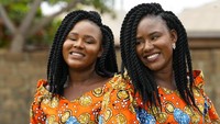Festival tahunan ini digelar untuk mempromosikan Igbo-Ora sebagai destinasi wisata anak kembar di dunia dan bahwa upaya sedang dilakukan untuk mendaftarkan kota dalam Guinness Book of Records. (AP Photo/Sunday Alamba)  