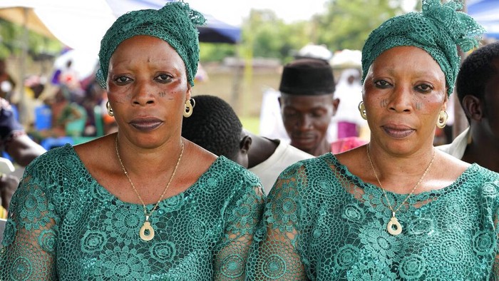 Igbo-Ora, Kota dengan Penduduk Kembar Terbanyak di Dunia Twins attend the annual twins festival in Igbo-Ora South west Nigeria, Saturday, Oct. 8, 2022. The town holds the annual festival to celebrate the high number of twins and multiple births. (AP Photo/Sunday Alamba)