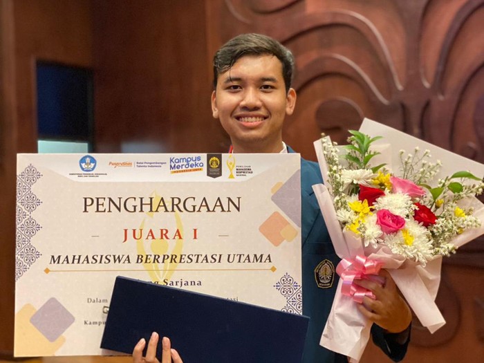 Ilham Muhammad, mahasiswa Undip juara Pemilihan Mahasiswa Berprestasi 2022.