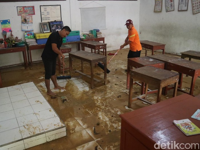 Imbas banjir bandang di SDN 2 Kayen Pati, Jumat (14/10/2022).