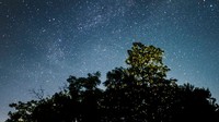 Lanskap milkyway dari jutaan bintang di langit terlihat sebanding dengan nyala ribuan kunang-kunang. Indah banget.