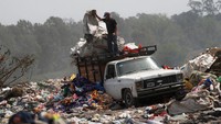 Warga Argentina saling membantu untuk mengangkut sampah yang masih bisa dijual kembali. Foto: REUTERS/Agustin Marcarian