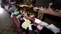 Salah satu warga yang menyiapkan produknya untuk dibarter. Foto: REUTERS/Agustin Marcarian