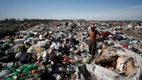 Para pemulung ini rata-rata masih muda, mulai umur belasan hingga awal dua puluh tahunan. Foto: REUTERS/Agustin Marcarian
