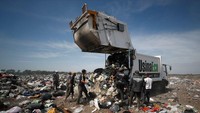 Warga berburu sampah ‘segar’ yang baru diturunkan dari truk. Foto: REUTERS/Agustin Marcarian
