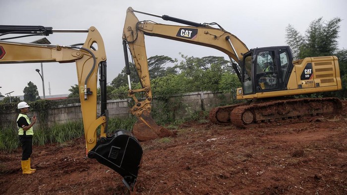 Gunawan, pemenang Caterpillar Global Operator Challenge (GOC) 2022 Indonesia dari Tanjung Enim, Sumatera Selatan, berlatih di Training Centre Trakindo, Cileungsi, Jawa Barat.