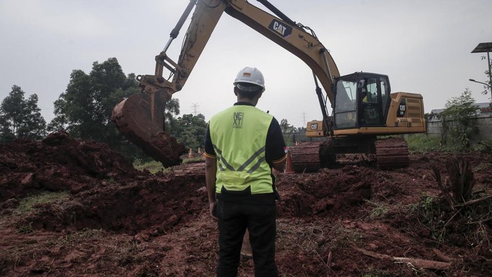 Gunawan, pemenang Caterpillar Global Operator Challenge (GOC) 2022 Indonesia dari Tanjung Enim, Sumatera Selatan, berlatih di Training Centre Trakindo, Cileungsi, Jawa Barat.