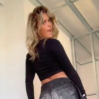 Isabell mengenakan crop top hitam dengan celana cargo. Isabell memperlihatkan celananya yang berdebu. Netizen dibuat salah fokus dengan penampilannya itu. Ia mengungkapkan saat bekerja tidak menggunakan makeup. Rambut bervolumenya diakuinya hasil dari blow-an seminggu lalu. Foto: dok. TikTok/@isabellmcguire0