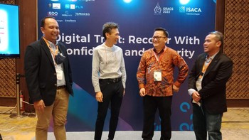 (ki-ka) Syahraki Syahrir, President of ISACA Indonesia Chapter, Fabian Wong, Global Managing Partner, Cyclone Robotics, Eddy Then, Regional Director, Diligent, Harun Al Rasyid, ISACA Indonesia Chapther Chairman GRACS 2022 and Vice President of ISACA Indonesia Chapther tengah berbincang usai berlangsungnya acara Governance, Risk Management, Assurance, and Cyber Security (GRACS), Jakarta Pusat, Rabu (12/10/2022). 