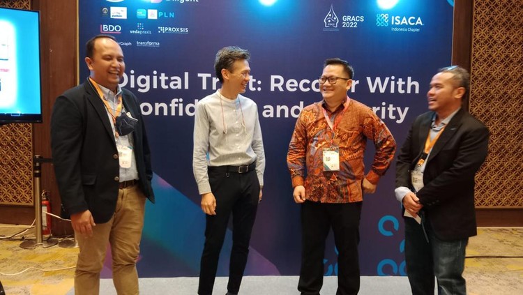 ISACA Indonesia gelar GRACS Summit 2022 (ki-ka) Syahraki Syahrir, President of ISACA Indonesia Chapter, Fabian Wong, Global Managing Partner, Cyclone Robotics, Eddy Then, Regional Director, Diligent, Harun Al Rasyid, ISACA Indonesia Chapther Chairman GRACS 2022 and Vice President of ISACA Indonesia Chapther tengah berbincang usai berlangsungnya acara Governance, Risk Management, Assurance, and Cyber Security (GRACS), Jakarta Pusat, Rabu (12/10/2022).
