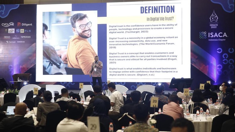 (ki-ka) Syahraki Syahrir, President of ISACA Indonesia Chapter, Fabian Wong, Global Managing Partner, Cyclone Robotics, Eddy Then, Regional Director, Diligent, Harun Al Rasyid, ISACA Indonesia Chapther Chairman GRACS 2022 and Vice President of ISACA Indonesia Chapther tengah berbincang usai berlangsungnya acara Governance, Risk Management, Assurance, and Cyber Security (GRACS), Jakarta Pusat, Rabu (12/10/2022).