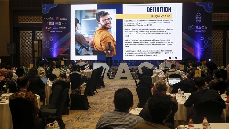 ISACA Indonesia gelar GRACS Summit 2022 (ki-ka) Syahraki Syahrir, President of ISACA Indonesia Chapter, Fabian Wong, Global Managing Partner, Cyclone Robotics, Eddy Then, Regional Director, Diligent, Harun Al Rasyid, ISACA Indonesia Chapther Chairman GRACS 2022 and Vice President of ISACA Indonesia Chapther tengah berbincang usai berlangsungnya acara Governance, Risk Management, Assurance, and Cyber Security (GRACS), Jakarta Pusat, Rabu (12/10/2022).
