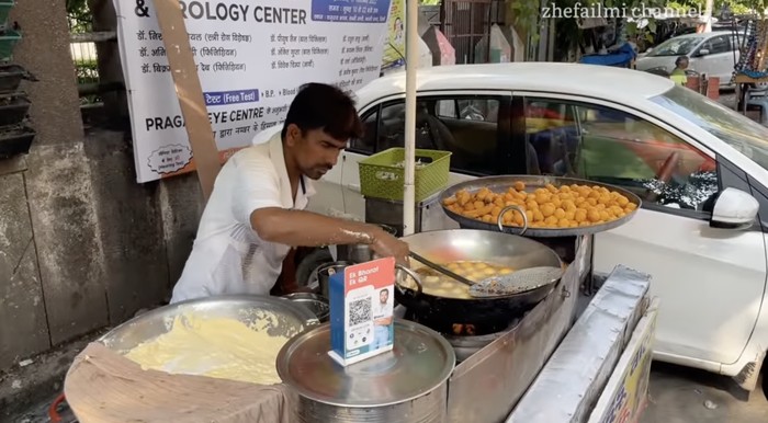 Jajanan Tahu Bulat di India, Adonannya Dibentuk Pakai Tangan Telanjang