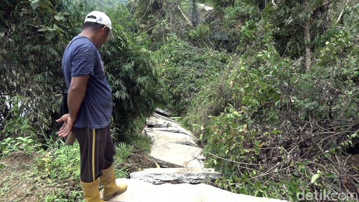 Jalan beton sepanjang 200 meter di Polman, Sulbar, lumpuh dan diterjang longsor.