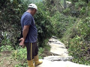 Aliran Listrik Putus-Jalan Ambles Imbas Longsor di Polman, 400 KK Terisolir