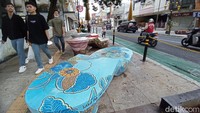 Penataan yang dilakukan sepintas memang mirip dengan kawasan Malioboro Jogjakarta. Jalur pejalan kaki lebar, lebih dari 3 meter. Kemudian dilengkapi pula oleh tiang-tiang lampu yang cukup artistik.
