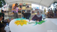 Yang membuatnya menarik, tempat duduk berbentuk kelom geulis itu dihiasi oleh lukisan-lukisan. Lukisan-lukisan cantik itu merupakan karya sejumlah seniman di Kota Tasikmalaya.