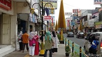 Penataan trotoar atau jalur pedestrian di kawasan jalan HZ Mustofa dan Jalan Cihideung Kota Tasikmalaya mendapat apresiasi dari masyarakat. 