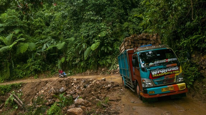 JALAN LEBAK-SUKABUMI RUSAK PARAH Truk melintasi ruas jalan Lebak-Sukabumi di Cibeber, Lebak, Banten, Jumat (14/10/2022). Ruas jalan utama penghubung Provinsi Banten dan Jawa Barat tersebut kondisinya sudah rusak selama puluhan tahun dan belum ada perhatian dari pemerintah setempat. ANTARA FOTO/Muhammad Bagus Khoirunas/rwa.