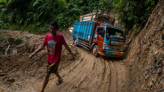 JALAN LEBAK-SUKABUMI RUSAK PARAH Truk melintasi ruas jalan Lebak-Sukabumi di Cibeber, Lebak, Banten, Jumat (14/10/2022). Ruas jalan utama penghubung Provinsi Banten dan Jawa Barat tersebut kondisinya sudah rusak selama puluhan tahun dan belum ada perhatian dari pemerintah setempat. ANTARA FOTO/Muhammad Bagus Khoirunas/rwa.