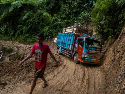Duh! Jalan Lebak-Sukabumi Rusak Parah