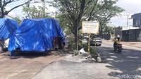 Pengaspalan pada jalur Makassar-Gowa telah rampung dan bisa dilalui kendaraan. Sementara jalur Gowa-Makassar ditutup karena masih dalam proses pengaspalan. Kendaraan menuju Makassar diarahkan menggunakan jalur Makassar-Gowa. (Al Khoriah/detikSulsel)