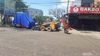 Sejumlah alat berat yang digunakan dalam proses pengaspalan jalan masih terparkir di jalur Gowa-Makassar. (Al Khoriah/detikSulsel)