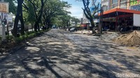 Pengaspalan pada jalan pada ruas jalur Gowa-Makassar baru sebagian. (Al Khoriah/detikSulsel)