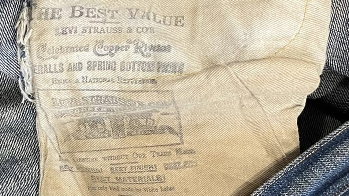 Jeans Tua Laku Rp 1,3 miliar Jeans Tua Laku Rp 1,3 miliar