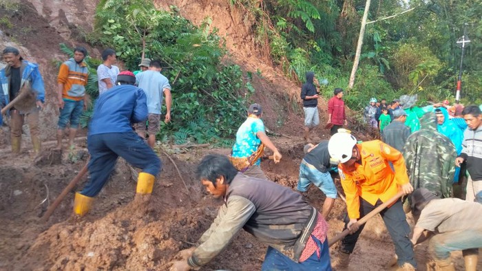 Bencana longsor melanda Kabupaten Jeneponto, Sulawesi Selatan (Sulsel) usai wilayah tersebut diguyur hujan deras.