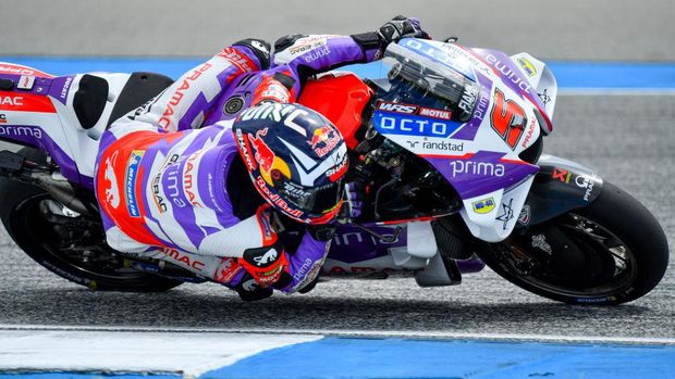 BURIRAM, THAILAND - OCTOBER 02: Johann Zarco #5 of France and Prima Pramac Racing rides during a warm-up lap ahead of the MotoGP OR Thailand Grand Prix at Chang International Circuit on October 2, 2022 in Buriram, Thailand. (Photo by Supakit Wisetanuphong/MB Media/Getty Images)