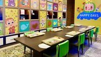 Saat memasuki area kafe akan langsung disambut warna-warni cerah ala Cocomelon. Tentunya akan membuat si kecil langsung bersemangat untuk bersantap.  Foto: detikFood/Yenny Mustika Sari