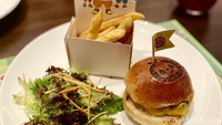 Menu lain seperti Jj’s Cheeseburger, yang disajikan dengan kentang goreng dan salad segar juga tak kalah enak. Foto: detikFood/Yenny Mustika Sari