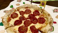 Menu yang bisa disantap anak-anak di Cocomelon Cafe juga terinspirasi menggunakan nama-nama karakter Cocomelon. Ada pizza peperoni yang akan disukai si kecil. Foto: detikFood/Yenny Mustika Sari