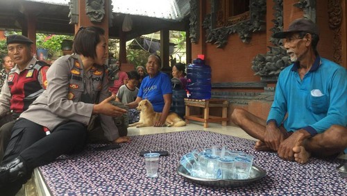 Kakek Ni Luh Gede Puspasari, I Made Suwendra (kanan), saat menerima kedatangan Kapolsek Kerambitan, AKP Ni Luh Komang Sri Subakti, yang menyampaikan perkembangan sementara identifikasi penemuan jenazah di Sanur, Jumat (14/10/2022) sore. (chairul amri simabur/detikBali)