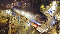 Kapal selam Soviet K-3 Leninsky Komsomol diangkut dari dermaga ke Kronstadt, Rusia, Rabu (12/10/2022) waktu setempat.  