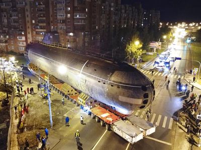 Kapal Selam Nuklir Pertama Rusia Diarak ke Kota, Siap Jadi Museum
