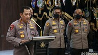 Mengawali penjelasannya soal Irjen Teddy Minahasa yang ditangkap, Sigit menekankan pemberantasan narkoba harus betul-betul dilakukan. Sigit menegaskan dirinya akan menindak tegas anggota Polri yang terlibat narkoba, tak peduli pangkatnya apa.