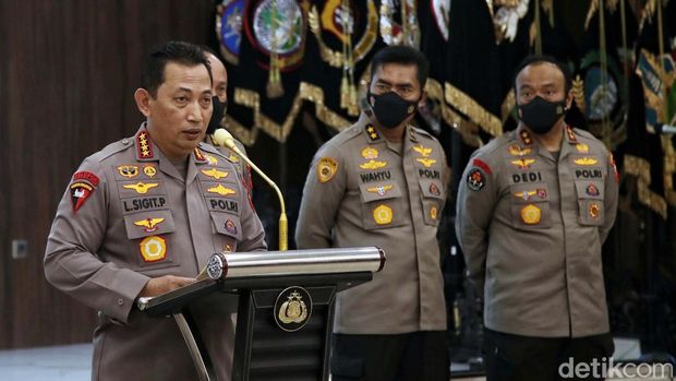 Kapolri Jenderal Listyo Sigit Prabowo memberikan keterangan pers terkait penangkapan Irjen Teddy Minahasa. Teddy Minahasa ditangkap terkait kasus narkoba.