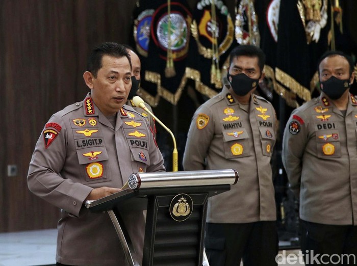 Kapolri Jenderal Listyo Sigit Prabowo memberikan keterangan pers terkait penangkapan Irjen Teddy Minahasa. Teddy Minahasa ditangkap terkait kasus narkoba.