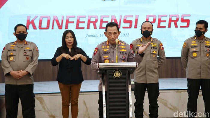 Kapolri Jenderal Listyo Sigit Prabowo memberikan keterangan pers terkait penangkapan Irjen Teddy Minahasa. Teddy Minahasa ditangkap terkait kasus narkoba.