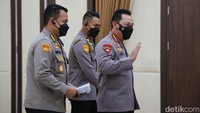 Dari pengedar inilah, penyidik menduga ada keterlibatan oknum polisi lainnya. Dan setelah didalami, muncul nama mantan Kapolres Bukittinggi serta Irjen Teddy Minahasa.