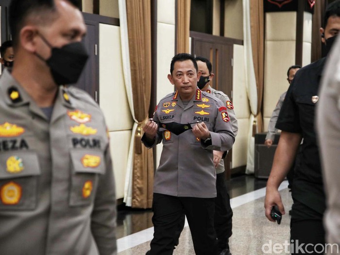 Kapolri Jenderal Listyo Sigit Prabowo memberikan keterangan pers terkait penangkapan Irjen Teddy Minahasa. Teddy Minahasa ditangkap terkait kasus narkoba.