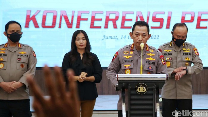 Kapolri Jelaskan Penangkapan Irjen Teddy Minahasa Kapolri Jenderal Listyo Sigit Prabowo memberikan keterangan pers terkait penangkapan Irjen Teddy Minahasa. Teddy Minahasa ditangkap terkait kasus narkoba.