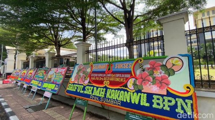 Sejumlah papan karangan bungan ucapan selamat sertijab IrjenTeddy ke Irjen Rusdi berjejer di Mapolda Sumbar, Padang. (Jeka/detikSumut)