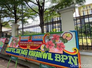 Polda Sumbar Dipenuhi Karangan Bunga Sertijab Irjen Teddy