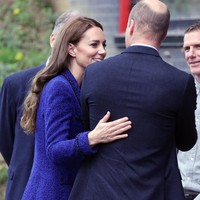 Pakar bahasa tubuh Inggris Judi James mengatakan bahwa tampaknya ia ingin mengisyaratkan langkah mereka untuk terlihat lebih santai di depan publik meski mereka adalah pewaris takhta. Judi juga mengungkapkan bahwa Kate ingin dilihat bahwa pernikahan mereka adalah sebuah tim yang solid. Foto: do, Getty Images