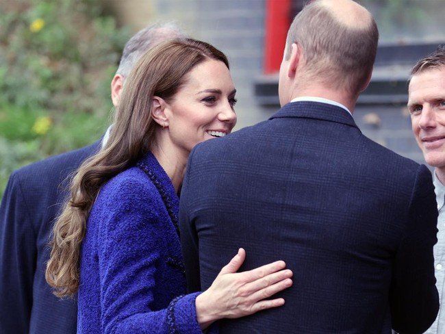 Pakar bahasa tubuh Inggris Judi James mengatakan bahwa tampaknya ia ingin mengisyaratkan langkah mereka untuk terlihat lebih santai di depan publik meski mereka adalah pewaris takhta. Judi juga mengungkapkan bahwa Kate ingin dilihat bahwa pernikahan mereka adalah sebuah tim yang solid. Foto: do, Getty Images
